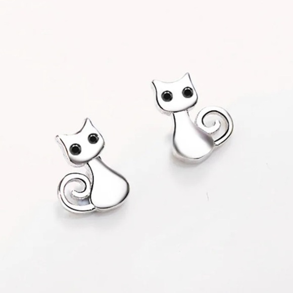 🌟 Cat Stealing Silver Stud Earrings - Picture 5 of 5